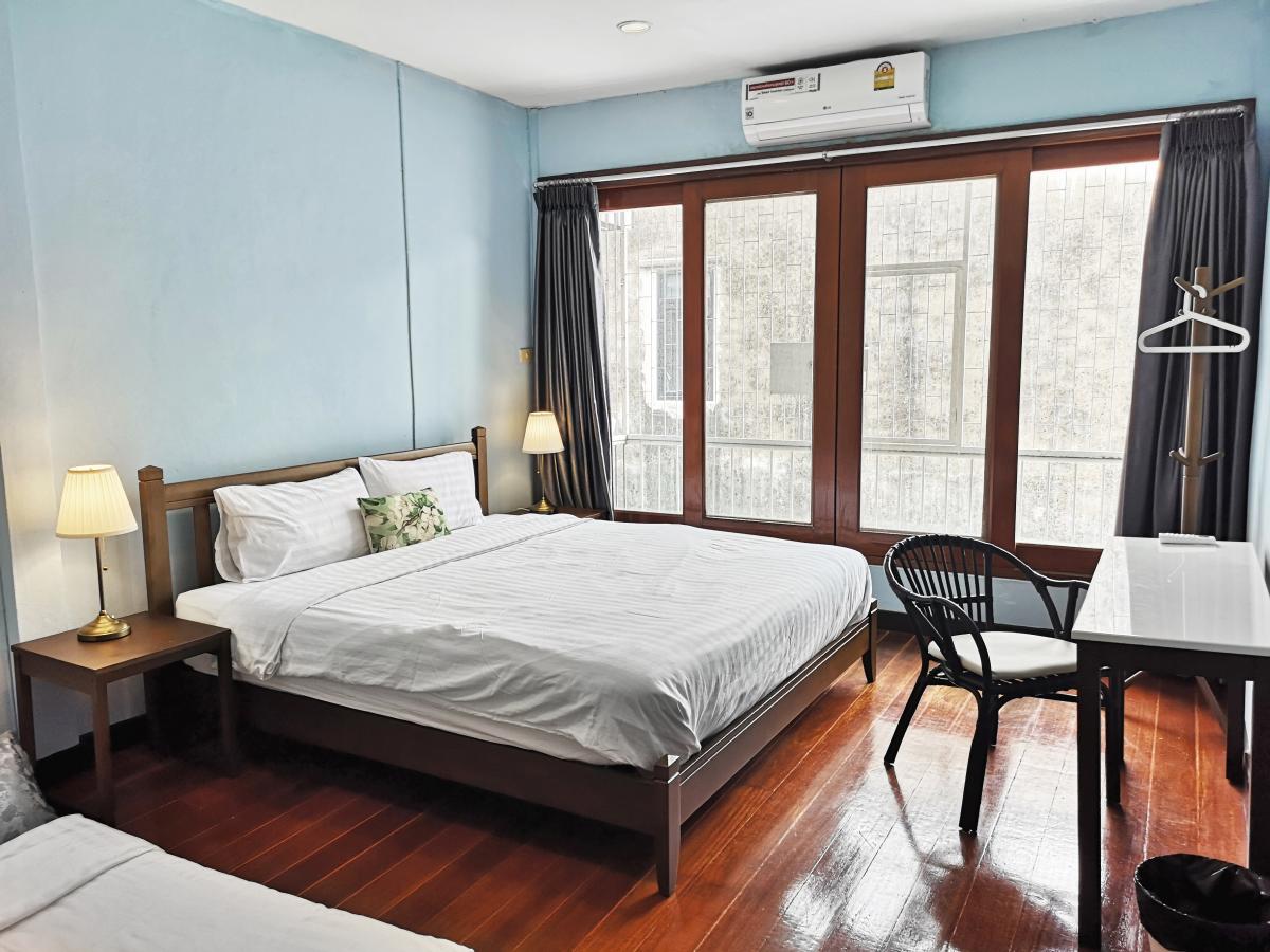 For RentTownhomeWongwianyai, Charoennakor : 2BR Townhouse with Balcony. Next to BTS Krung Thonburi