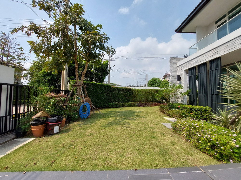 For SaleHouseMin Buri, Romklao : Large corner house, never been in Manthana Srinakarin, Romklao, lake front zone >Watch Clip<