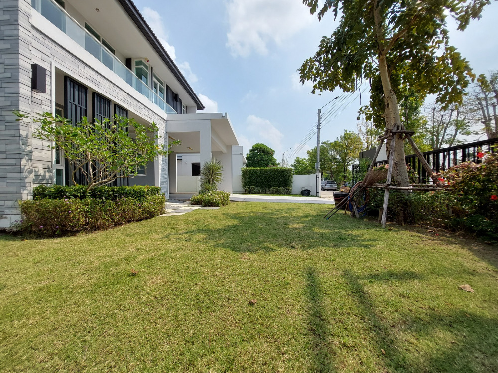 For SaleHouseMin Buri, Romklao : Large corner house, never been in Manthana Srinakarin, Romklao, lake front zone >Watch Clip<