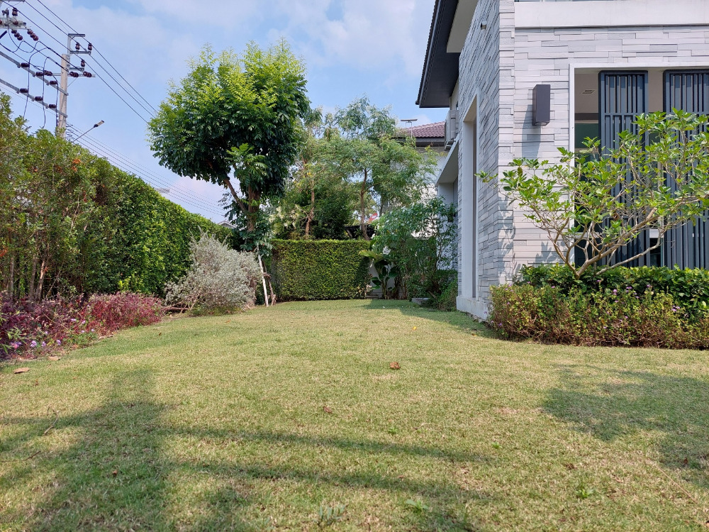 For SaleHouseMin Buri, Romklao : Large corner house, never been in Manthana Srinakarin, Romklao, lake front zone >Watch Clip<