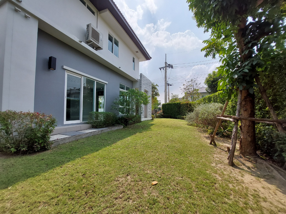 For SaleHouseMin Buri, Romklao : Large corner house, never been in Manthana Srinakarin, Romklao, lake front zone >Watch Clip<