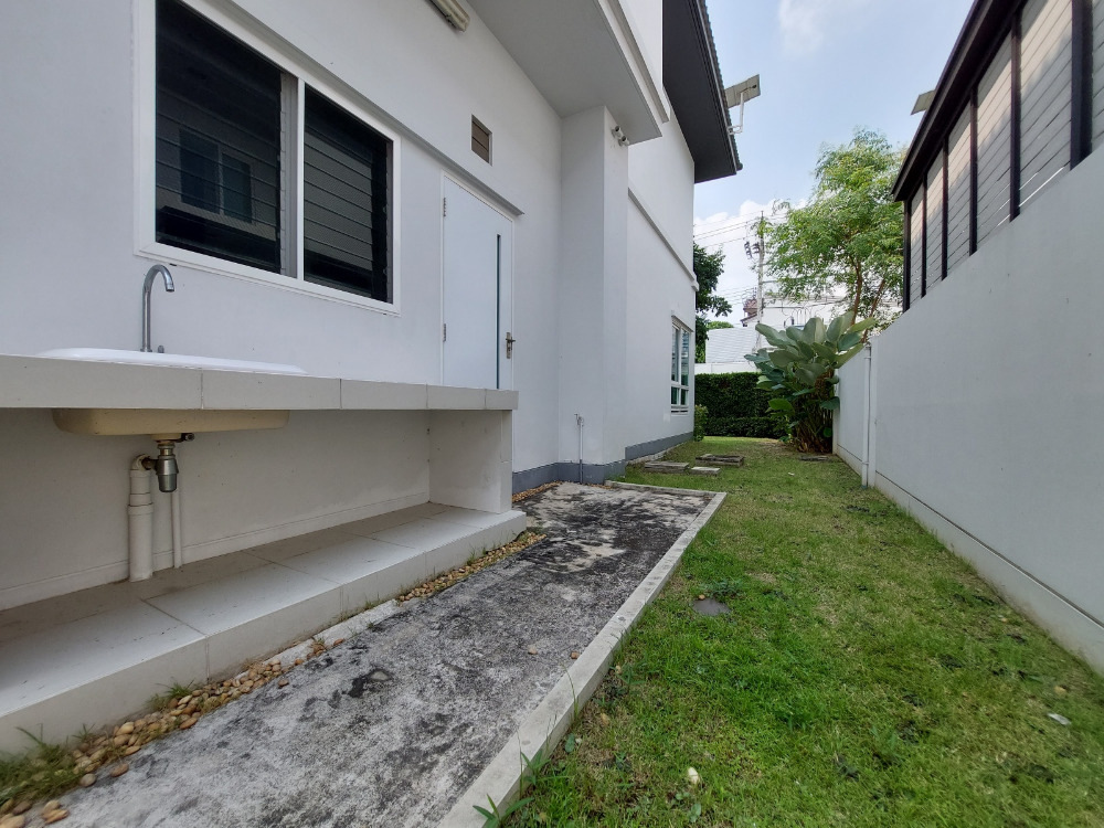 For SaleHouseMin Buri, Romklao : Large corner house, never been in Manthana Srinakarin, Romklao, lake front zone >Watch Clip<