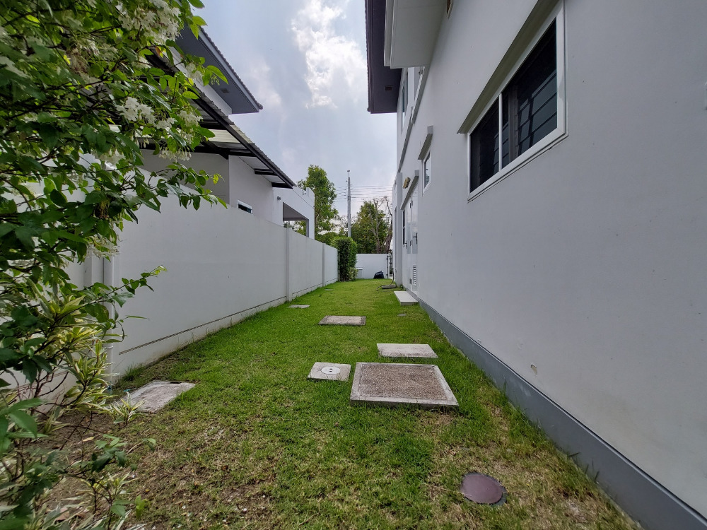 For SaleHouseMin Buri, Romklao : Large corner house, never been in Manthana Srinakarin, Romklao, lake front zone >Watch Clip<