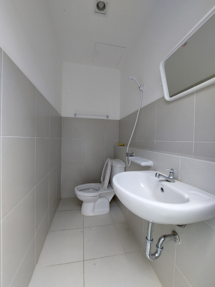 For SaleHouseMin Buri, Romklao : Large corner house, never been in Manthana Srinakarin, Romklao, lake front zone >Watch Clip<