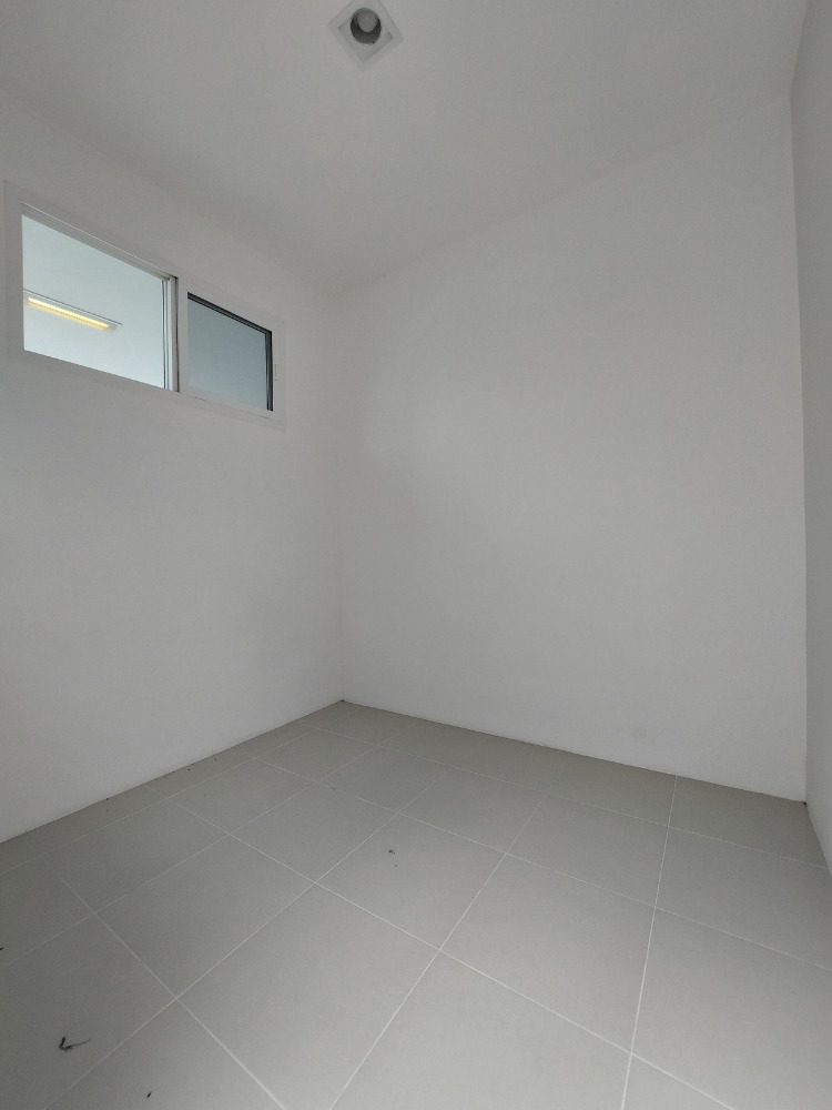 For SaleHouseMin Buri, Romklao : Large corner house, never been in Manthana Srinakarin, Romklao, lake front zone >Watch Clip<