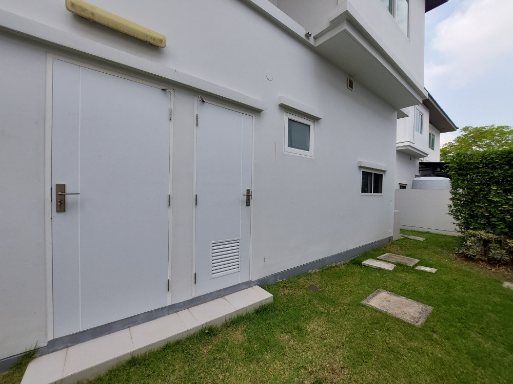 For SaleHouseMin Buri, Romklao : Large corner house, never been in Manthana Srinakarin, Romklao, lake front zone >Watch Clip<