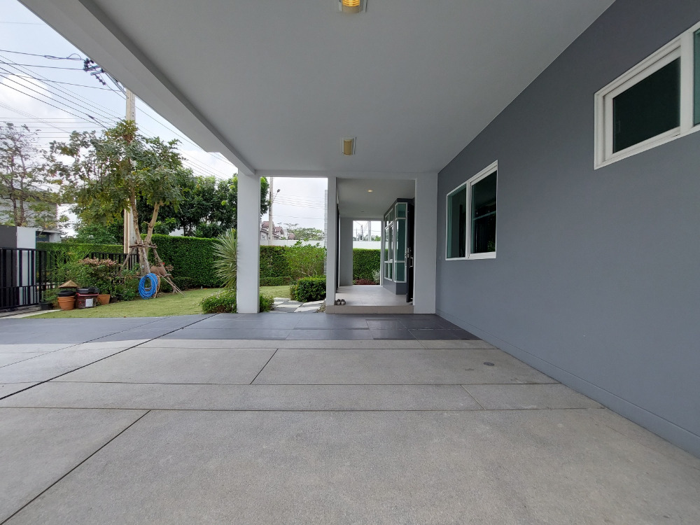 For SaleHouseMin Buri, Romklao : Large corner house, never been in Manthana Srinakarin, Romklao, lake front zone >Watch Clip<