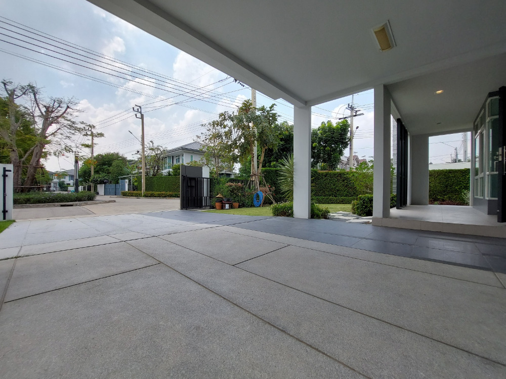 For SaleHouseMin Buri, Romklao : Large corner house, never been in Manthana Srinakarin, Romklao, lake front zone >Watch Clip<