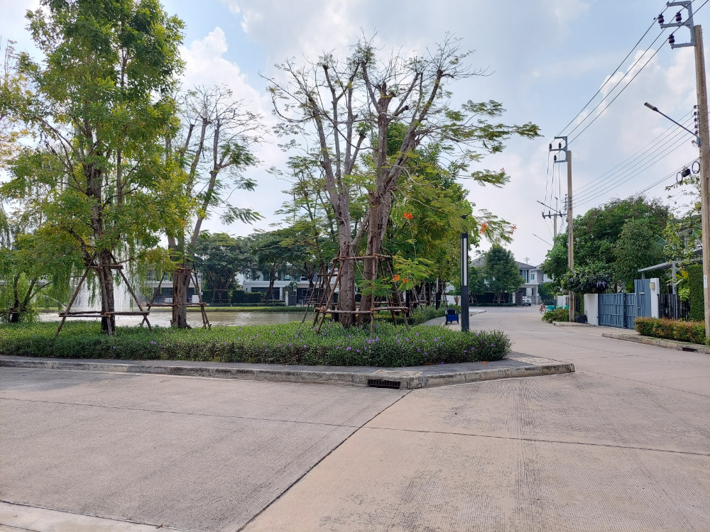 For SaleHouseMin Buri, Romklao : Large corner house, never been in Manthana Srinakarin, Romklao, lake front zone >Watch Clip<