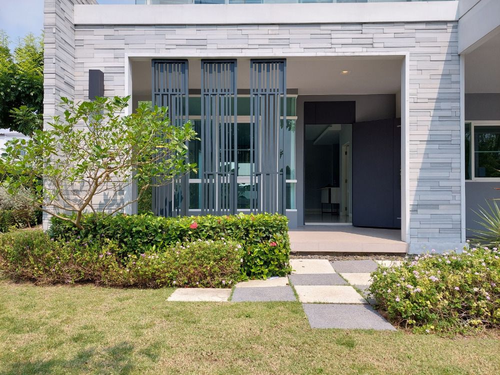 For SaleHouseMin Buri, Romklao : Large corner house, never been in Manthana Srinakarin, Romklao, lake front zone >Watch Clip<