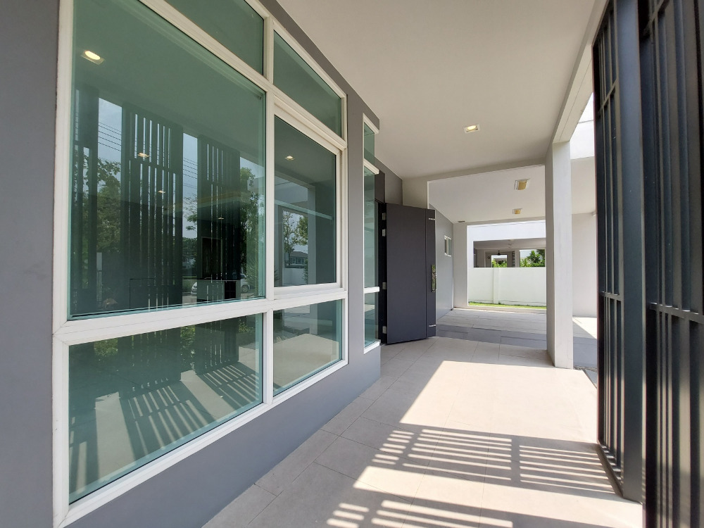 For SaleHouseMin Buri, Romklao : Large corner house, never been in Manthana Srinakarin, Romklao, lake front zone >Watch Clip<