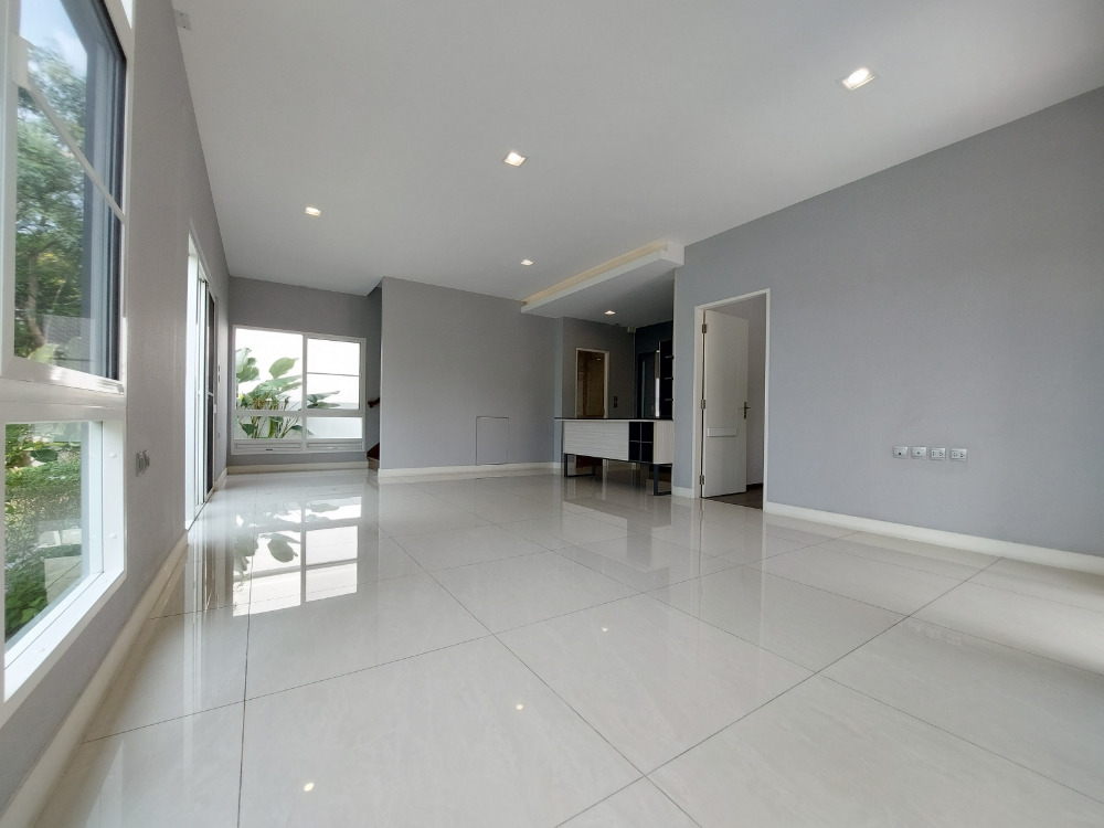 For SaleHouseMin Buri, Romklao : Large corner house, never been in Manthana Srinakarin, Romklao, lake front zone >Watch Clip<