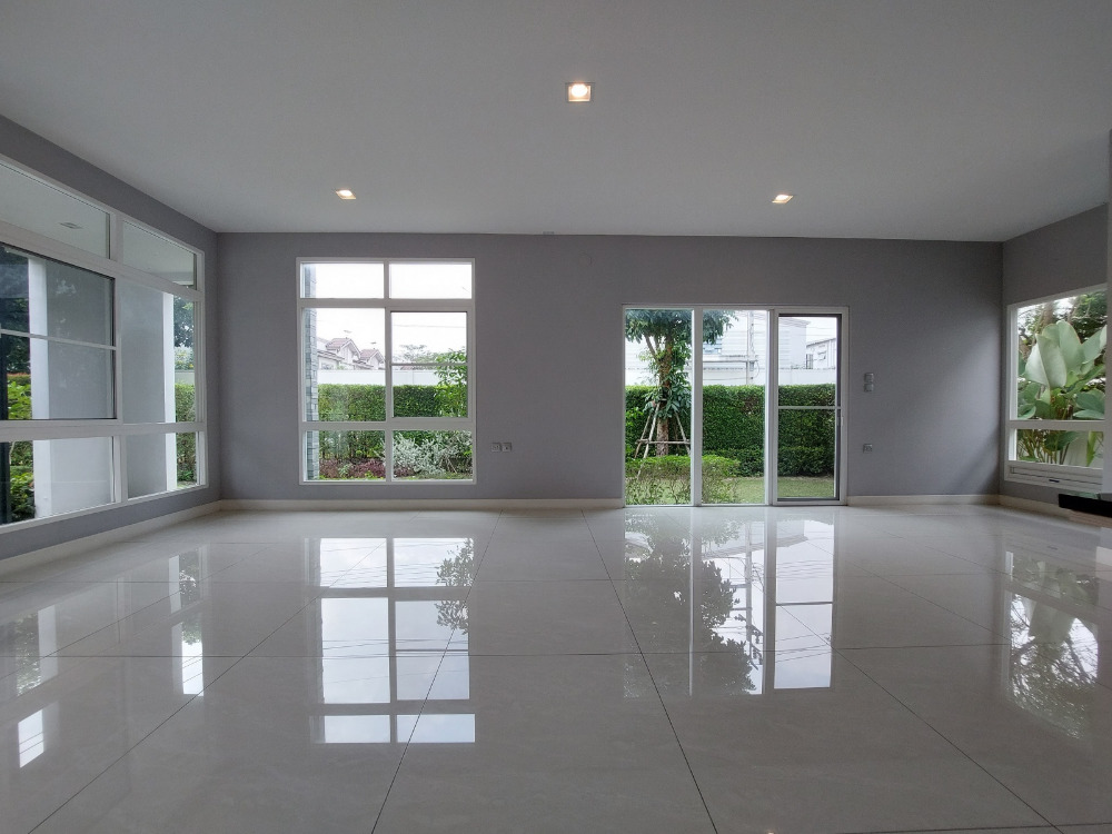 For SaleHouseMin Buri, Romklao : Large corner house, never been in Manthana Srinakarin, Romklao, lake front zone >Watch Clip<