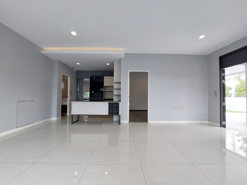 For SaleHouseMin Buri, Romklao : Large corner house, never been in Manthana Srinakarin, Romklao, lake front zone >Watch Clip<