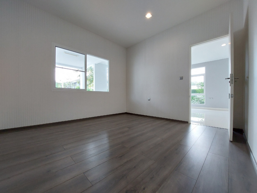 For SaleHouseMin Buri, Romklao : Large corner house, never been in Manthana Srinakarin, Romklao, lake front zone >Watch Clip<