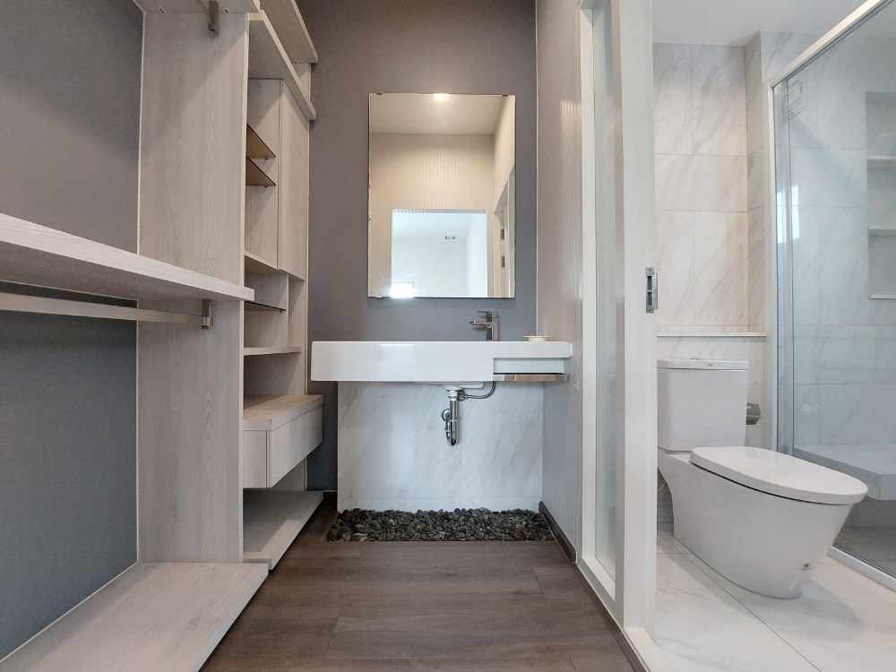 For SaleHouseMin Buri, Romklao : Large corner house, never been in Manthana Srinakarin, Romklao, lake front zone >Watch Clip<