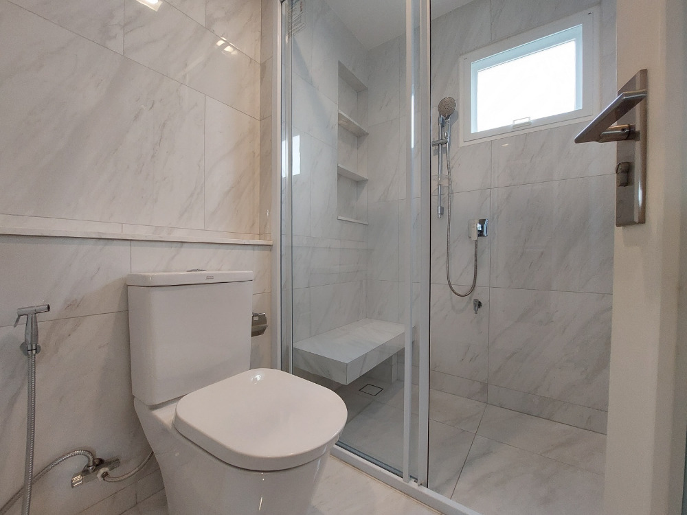 For SaleHouseMin Buri, Romklao : Large corner house, never been in Manthana Srinakarin, Romklao, lake front zone >Watch Clip<