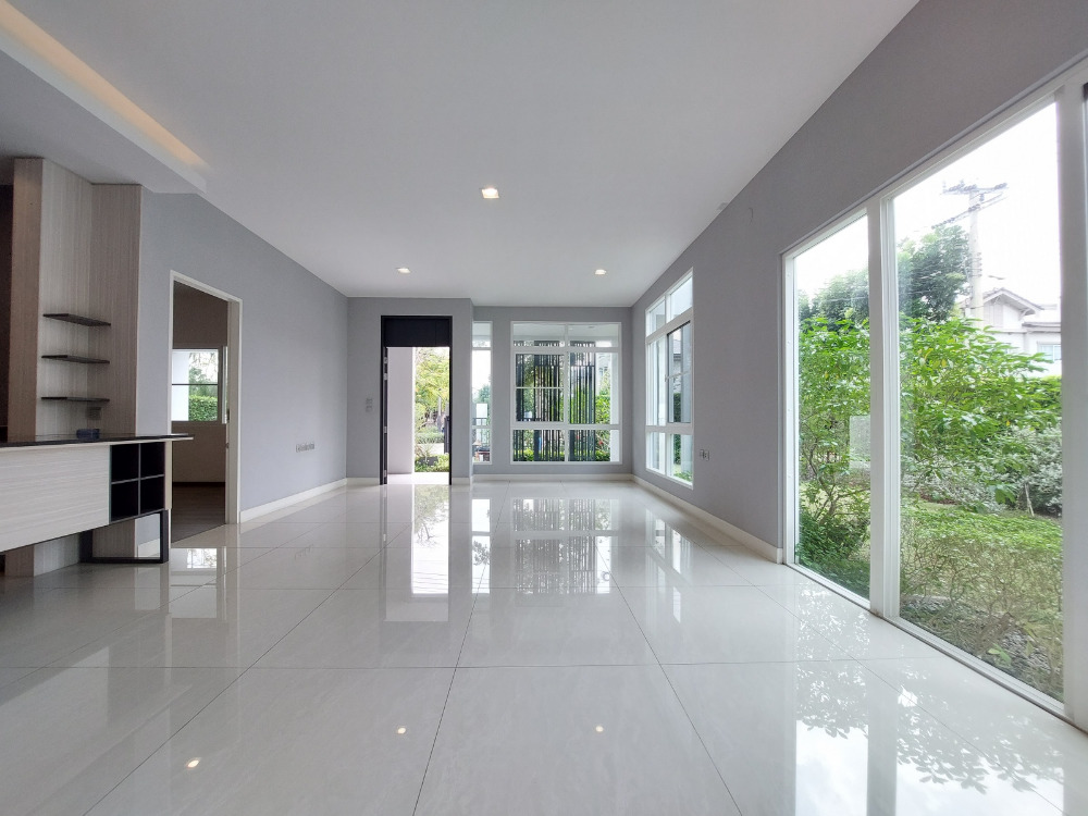 For SaleHouseMin Buri, Romklao : Large corner house, never been in Manthana Srinakarin, Romklao, lake front zone >Watch Clip<