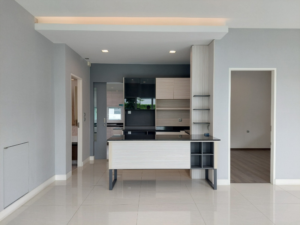 For SaleHouseMin Buri, Romklao : Large corner house, never been in Manthana Srinakarin, Romklao, lake front zone >Watch Clip<