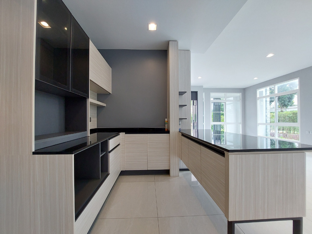 For SaleHouseMin Buri, Romklao : Large corner house, never been in Manthana Srinakarin, Romklao, lake front zone >Watch Clip<