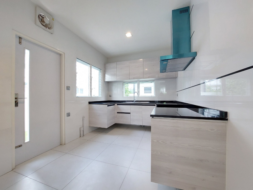 For SaleHouseMin Buri, Romklao : Large corner house, never been in Manthana Srinakarin, Romklao, lake front zone >Watch Clip<