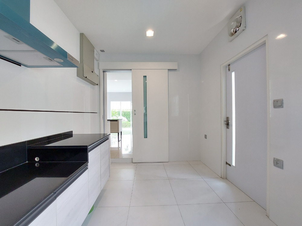 For SaleHouseMin Buri, Romklao : Large corner house, never been in Manthana Srinakarin, Romklao, lake front zone >Watch Clip<