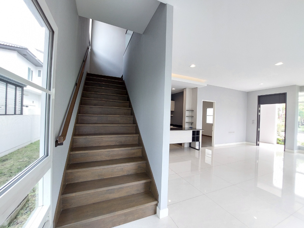 For SaleHouseMin Buri, Romklao : Large corner house, never been in Manthana Srinakarin, Romklao, lake front zone >Watch Clip<