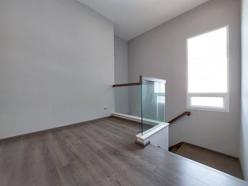 For SaleHouseMin Buri, Romklao : Large corner house, never been in Manthana Srinakarin, Romklao, lake front zone >Watch Clip<