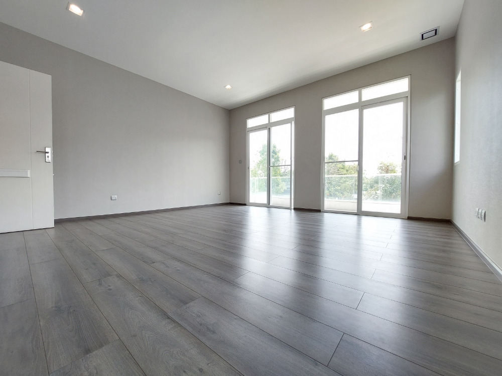 For SaleHouseMin Buri, Romklao : Large corner house, never been in Manthana Srinakarin, Romklao, lake front zone >Watch Clip<