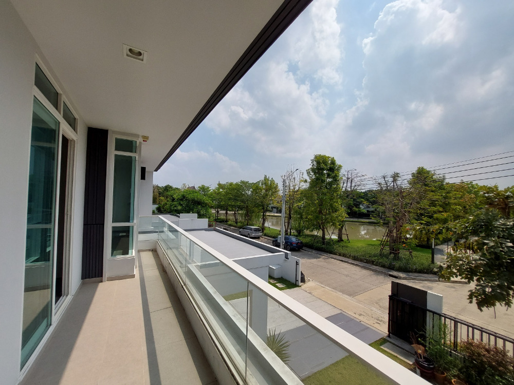 For SaleHouseMin Buri, Romklao : Large corner house, never been in Manthana Srinakarin, Romklao, lake front zone >Watch Clip<