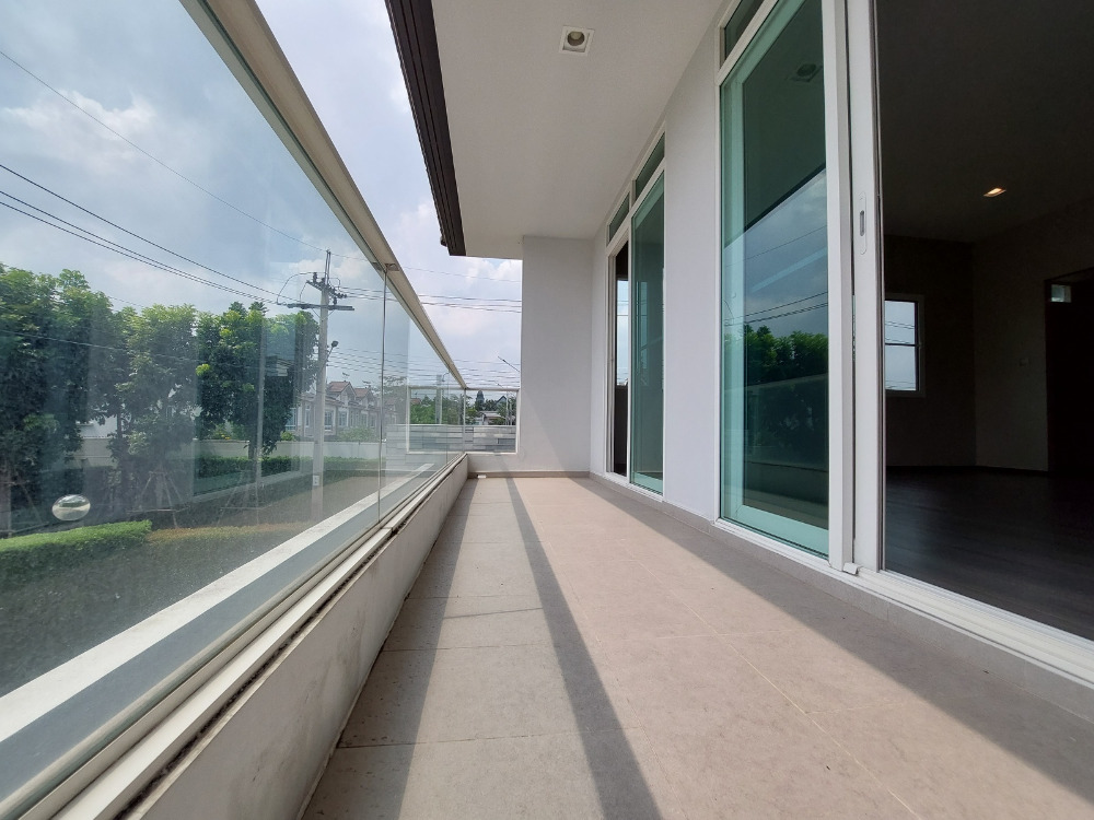 For SaleHouseMin Buri, Romklao : Large corner house, never been in Manthana Srinakarin, Romklao, lake front zone >Watch Clip<