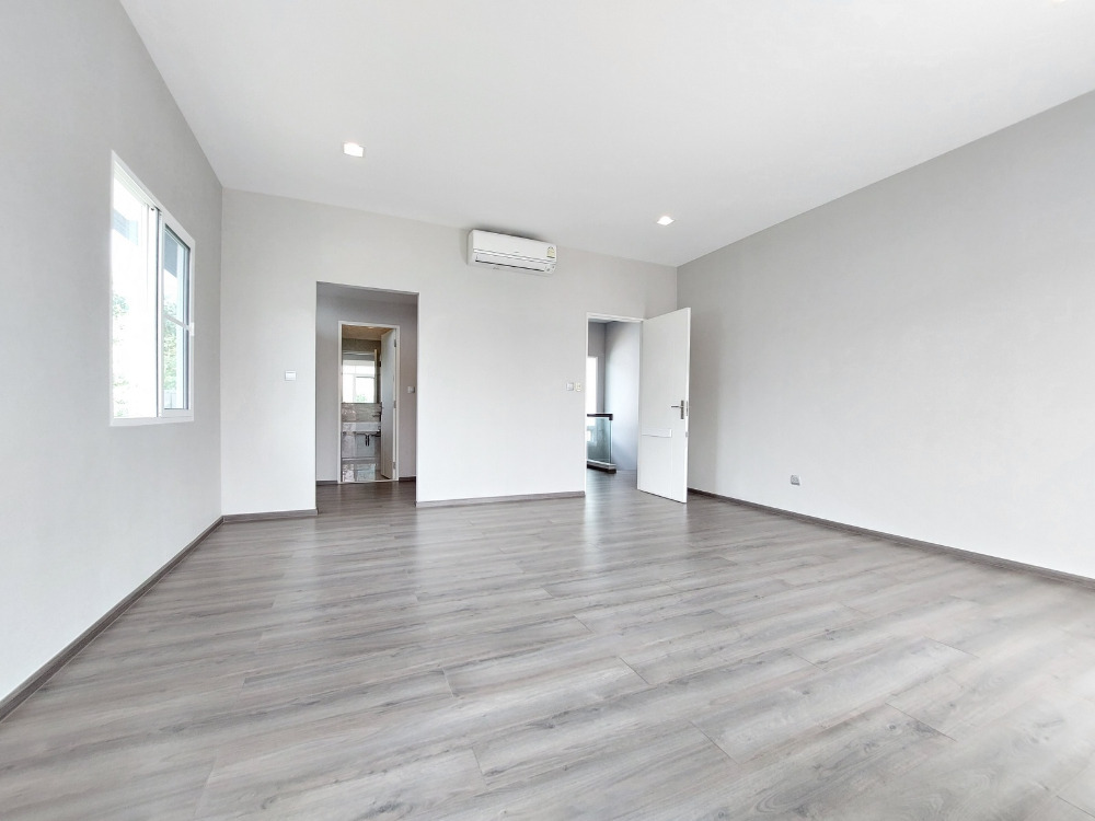 For SaleHouseMin Buri, Romklao : Large corner house, never been in Manthana Srinakarin, Romklao, lake front zone >Watch Clip<