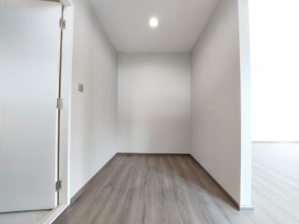 For SaleHouseMin Buri, Romklao : Large corner house, never been in Manthana Srinakarin, Romklao, lake front zone >Watch Clip<