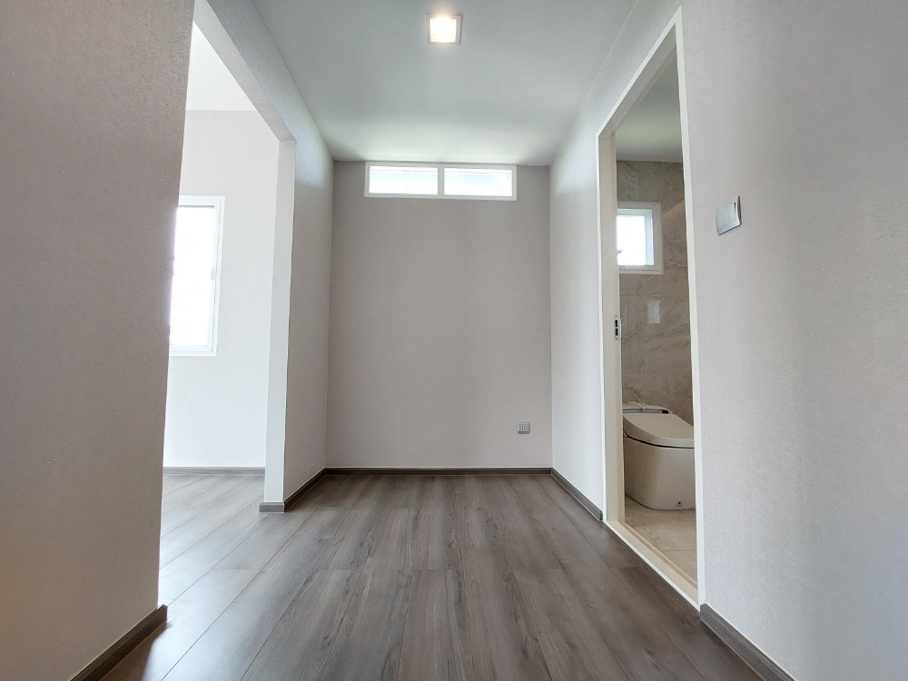 For SaleHouseMin Buri, Romklao : Large corner house, never been in Manthana Srinakarin, Romklao, lake front zone >Watch Clip<