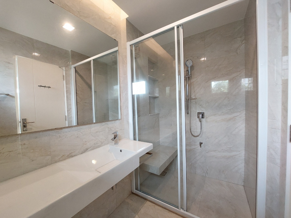 For SaleHouseMin Buri, Romklao : Large corner house, never been in Manthana Srinakarin, Romklao, lake front zone >Watch Clip<