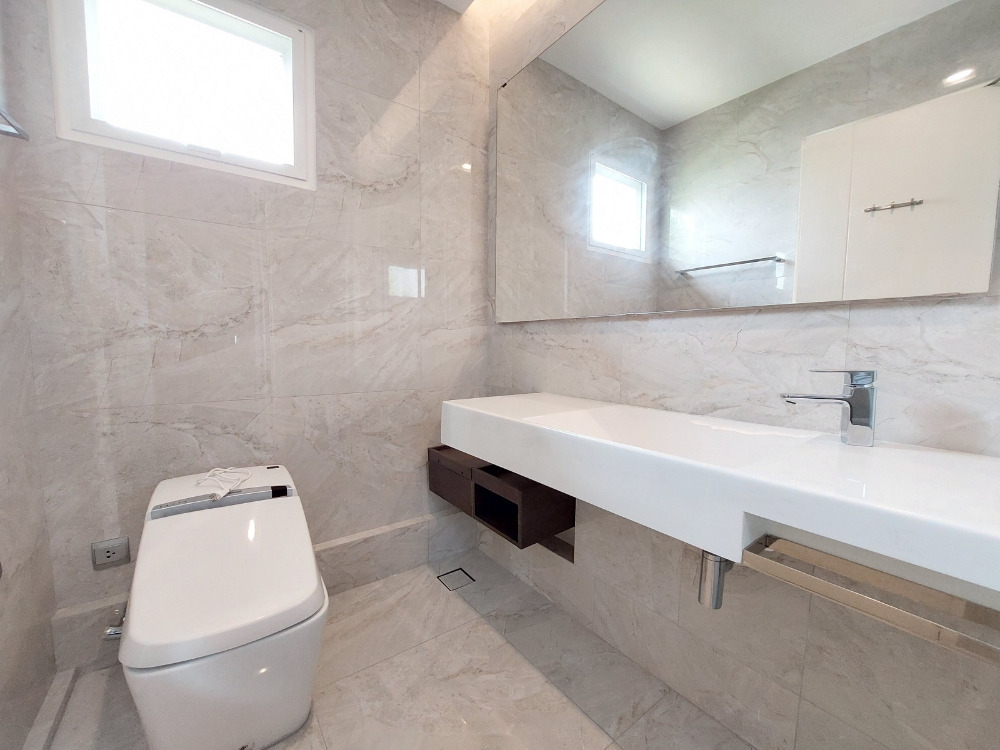 For SaleHouseMin Buri, Romklao : Large corner house, never been in Manthana Srinakarin, Romklao, lake front zone >Watch Clip<