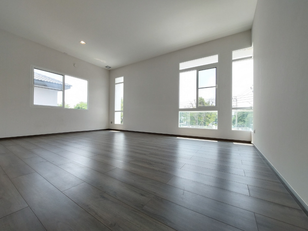 For SaleHouseMin Buri, Romklao : Large corner house, never been in Manthana Srinakarin, Romklao, lake front zone >Watch Clip<