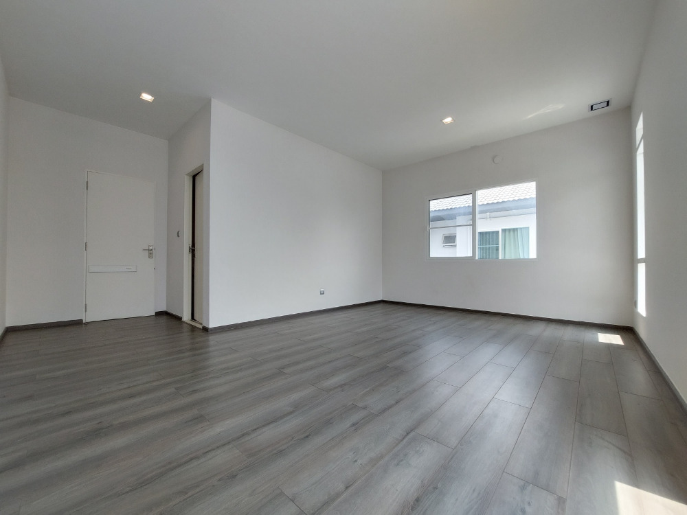 For SaleHouseMin Buri, Romklao : Large corner house, never been in Manthana Srinakarin, Romklao, lake front zone >Watch Clip<