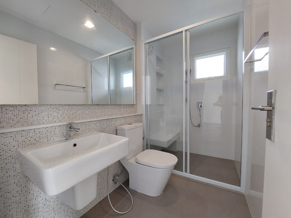 For SaleHouseMin Buri, Romklao : Large corner house, never been in Manthana Srinakarin, Romklao, lake front zone >Watch Clip<