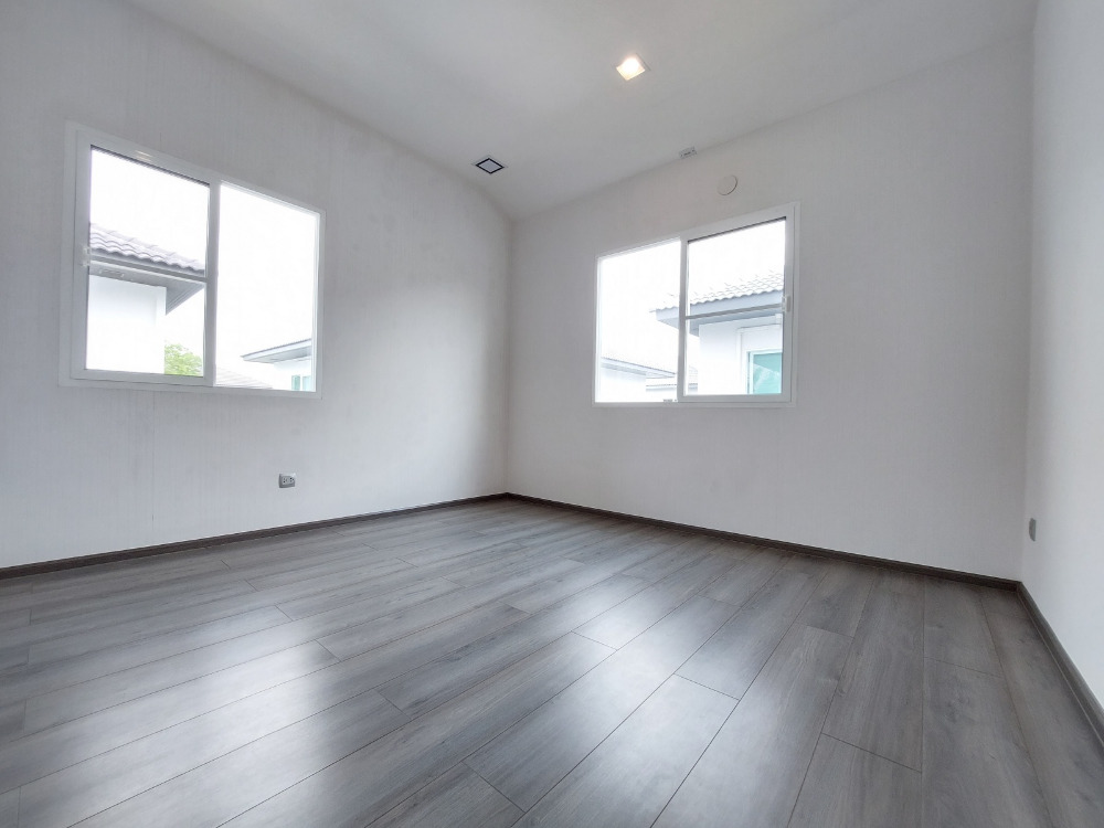 For SaleHouseMin Buri, Romklao : Large corner house, never been in Manthana Srinakarin, Romklao, lake front zone >Watch Clip<