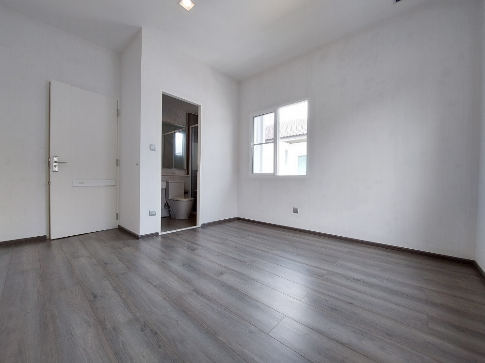 For SaleHouseMin Buri, Romklao : Large corner house, never been in Manthana Srinakarin, Romklao, lake front zone >Watch Clip<