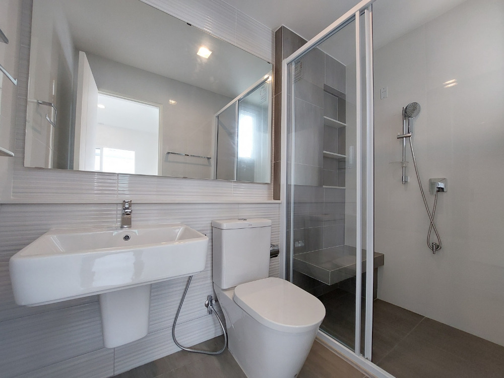 For SaleHouseMin Buri, Romklao : Large corner house, never been in Manthana Srinakarin, Romklao, lake front zone >Watch Clip<