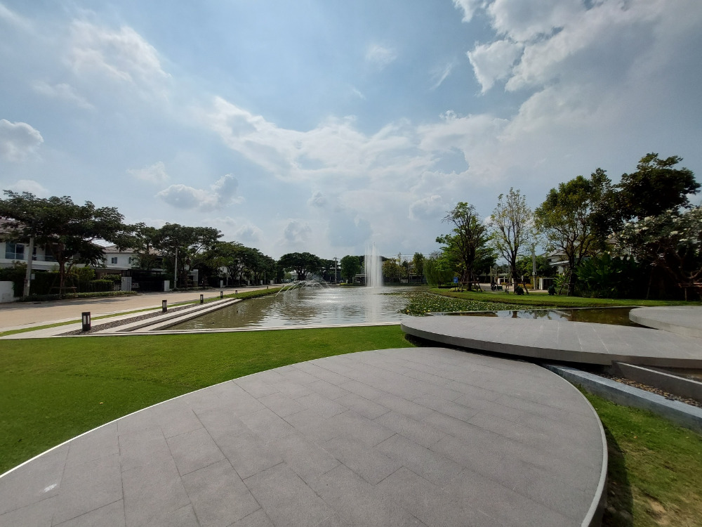 For SaleHouseMin Buri, Romklao : Large corner house, never been in Manthana Srinakarin, Romklao, lake front zone >Watch Clip<