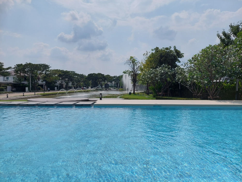 For SaleHouseMin Buri, Romklao : Large corner house, never been in Manthana Srinakarin, Romklao, lake front zone >Watch Clip<