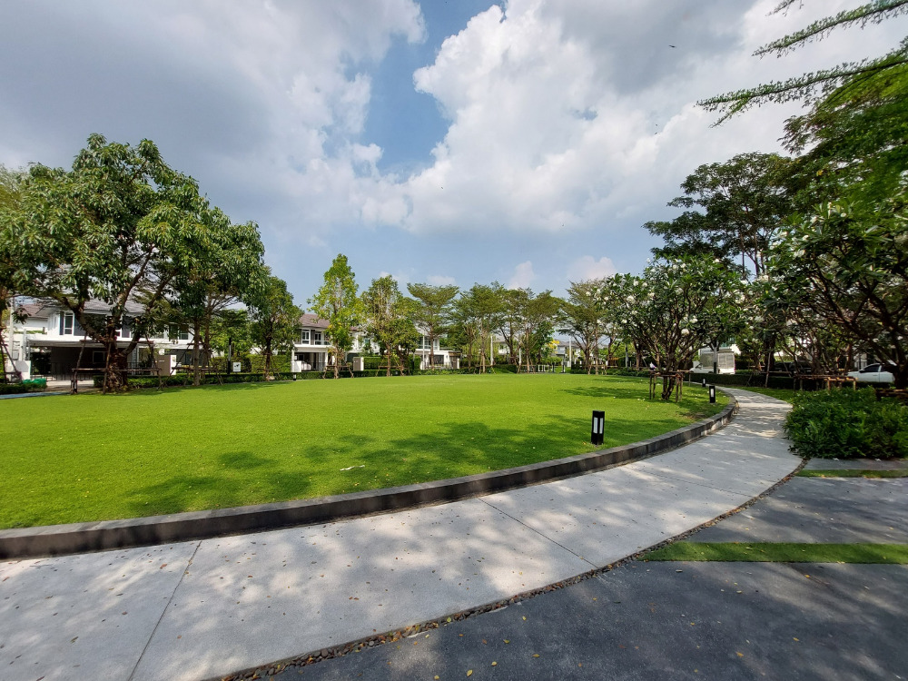 For SaleHouseMin Buri, Romklao : Large corner house, never been in Manthana Srinakarin, Romklao, lake front zone >Watch Clip<