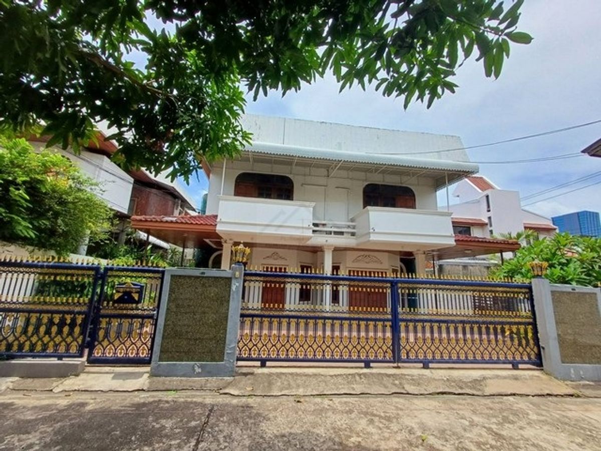 ขายบ้านอารีย์ อนุสาวรีย์ : ให้เช่าและขายบ้านเดี่ยว 2 ชั้น 75 ตรว. 8 ห้องนอน ย่านอารีย์ พหลโยธิน ซอยอารีย์สัมพันธ์ 4 ใกล้ BTS อารีย์ ** เหมาะอยู่อาศัย ทำออฟฟิศ หรือ Air BNB