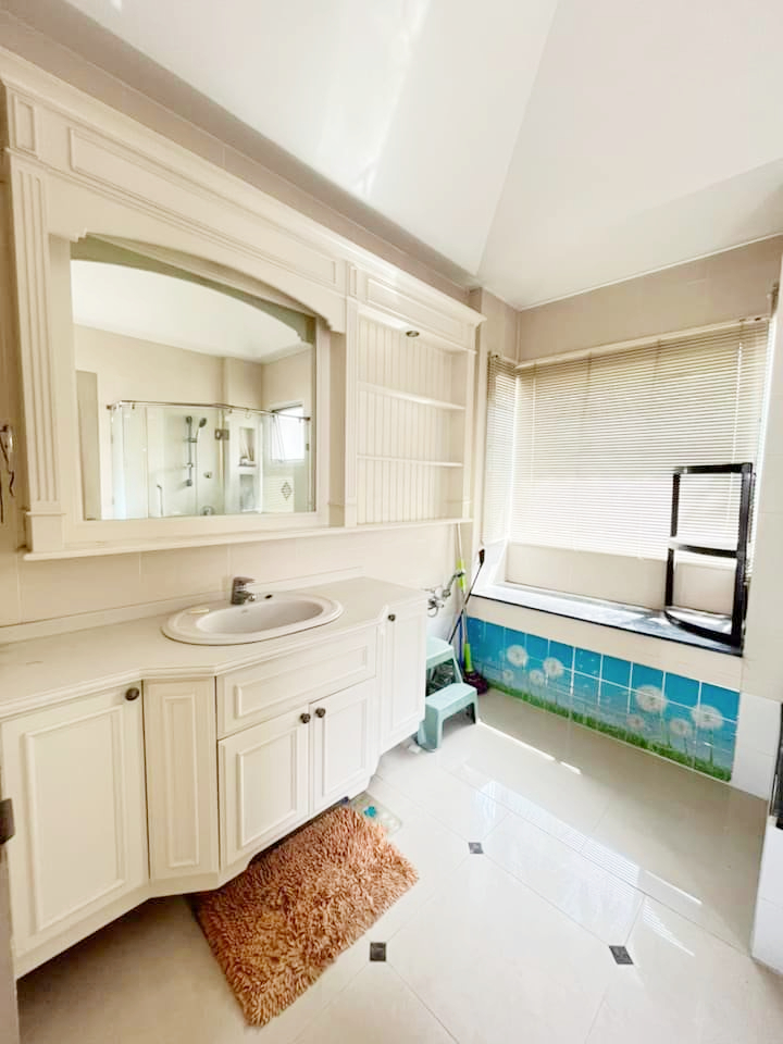 ขายบ้านลาดกระบัง สุวรรณภูมิ : House for sale, Ladawan Sukhumvit 103 (Udom Suk), Chaloem Phrakiat Rama 9 Road, 300 sq m., size 82 sq m, elegant, good condition, ready to move in.