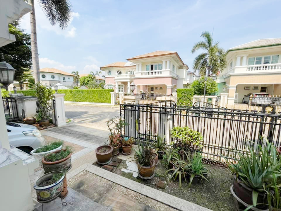 ขายบ้านลาดกระบัง สุวรรณภูมิ : House for sale, Ladawan Sukhumvit 103 (Udom Suk), Chaloem Phrakiat Rama 9 Road, 300 sq m., size 82 sq m, elegant, good condition, ready to move in.