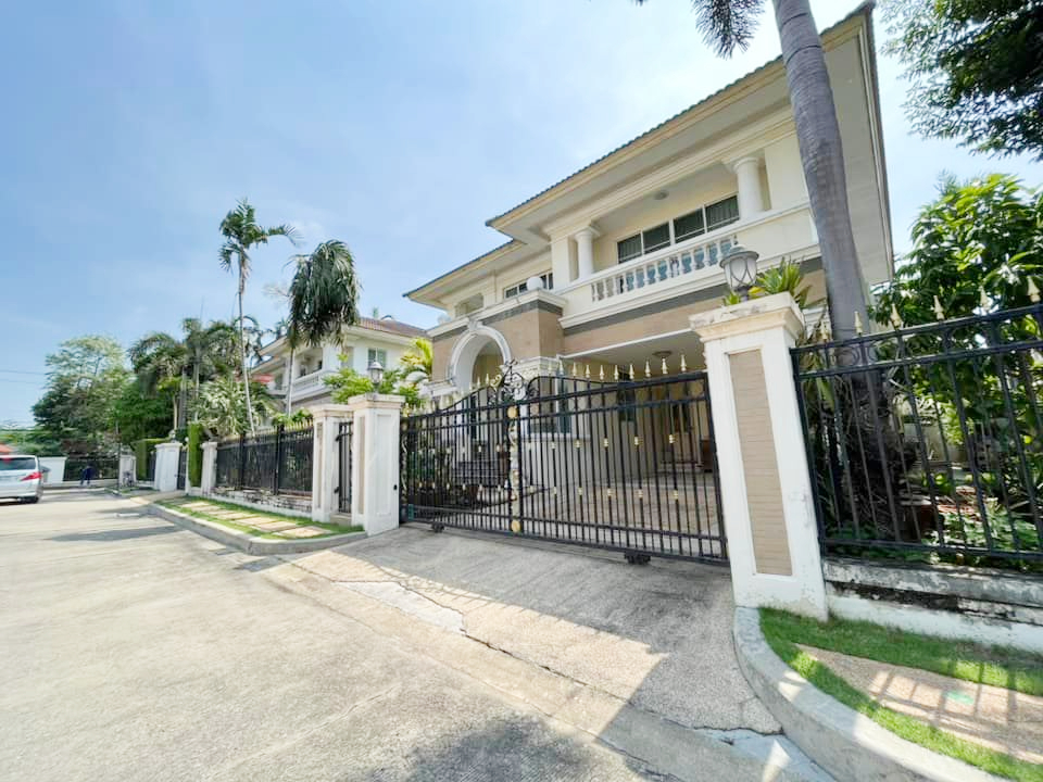 ขายบ้านลาดกระบัง สุวรรณภูมิ : House for sale, Ladawan Sukhumvit 103 (Udom Suk), Chaloem Phrakiat Rama 9 Road, 300 sq m., size 82 sq m, elegant, good condition, ready to move in.