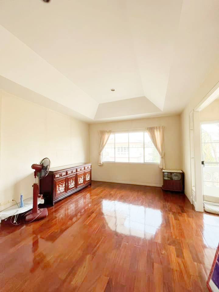 ขายบ้านลาดกระบัง สุวรรณภูมิ : House for sale, Ladawan Sukhumvit 103 (Udom Suk), Chaloem Phrakiat Rama 9 Road, 300 sq m., size 82 sq m, elegant, good condition, ready to move in.